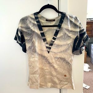 Silk V-neck Top with short sleeves.